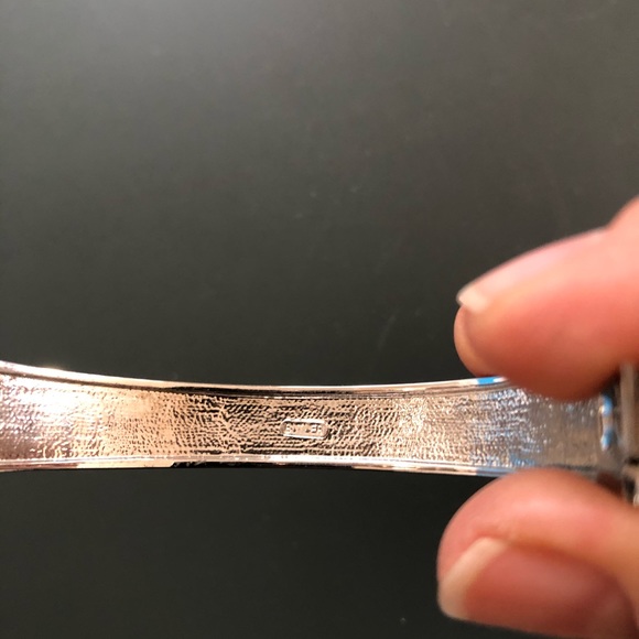 Gorgeous green stoned bracelet set in metal alloy - Picture 5 of 8